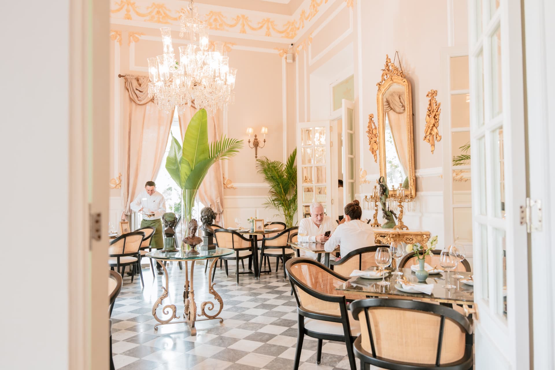 Salón comedor Bacarat de Yerba Santa, con candiles y detalles dorados