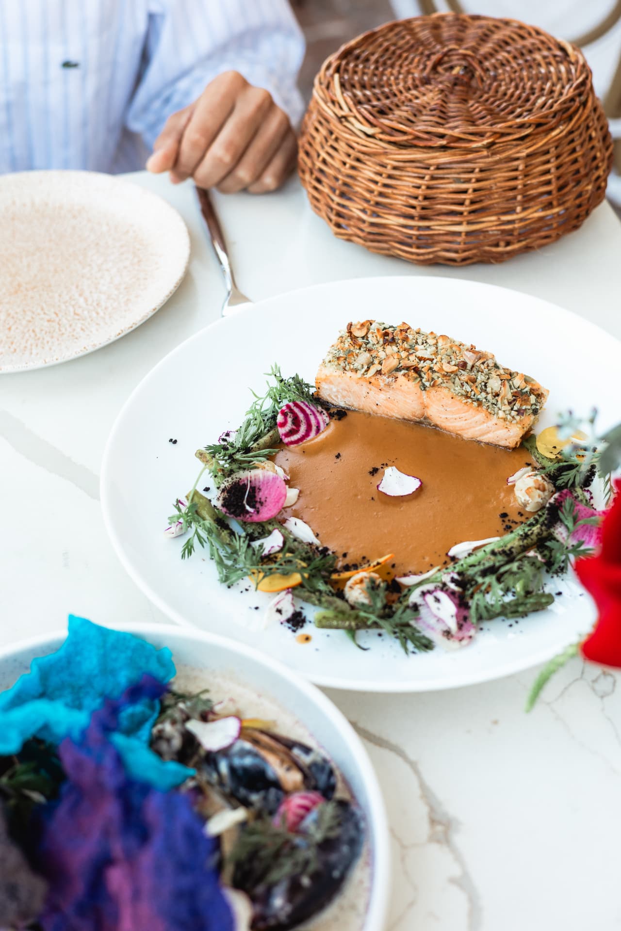 Salmón encostrado de frutos secos con pesto de cilantro